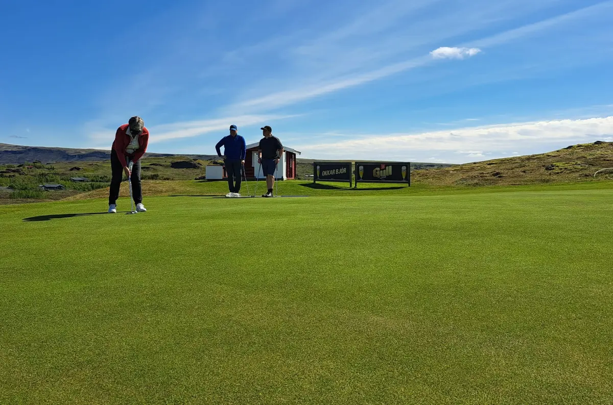 Golfers in front of the Kiðjaberg clubhouse