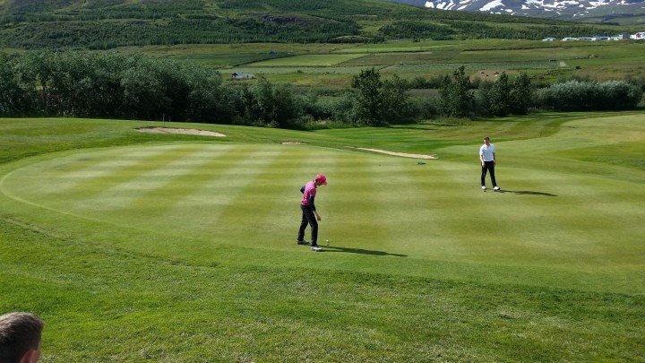 Golfers putting on the green at Ja&eth;arsv&ouml;llur