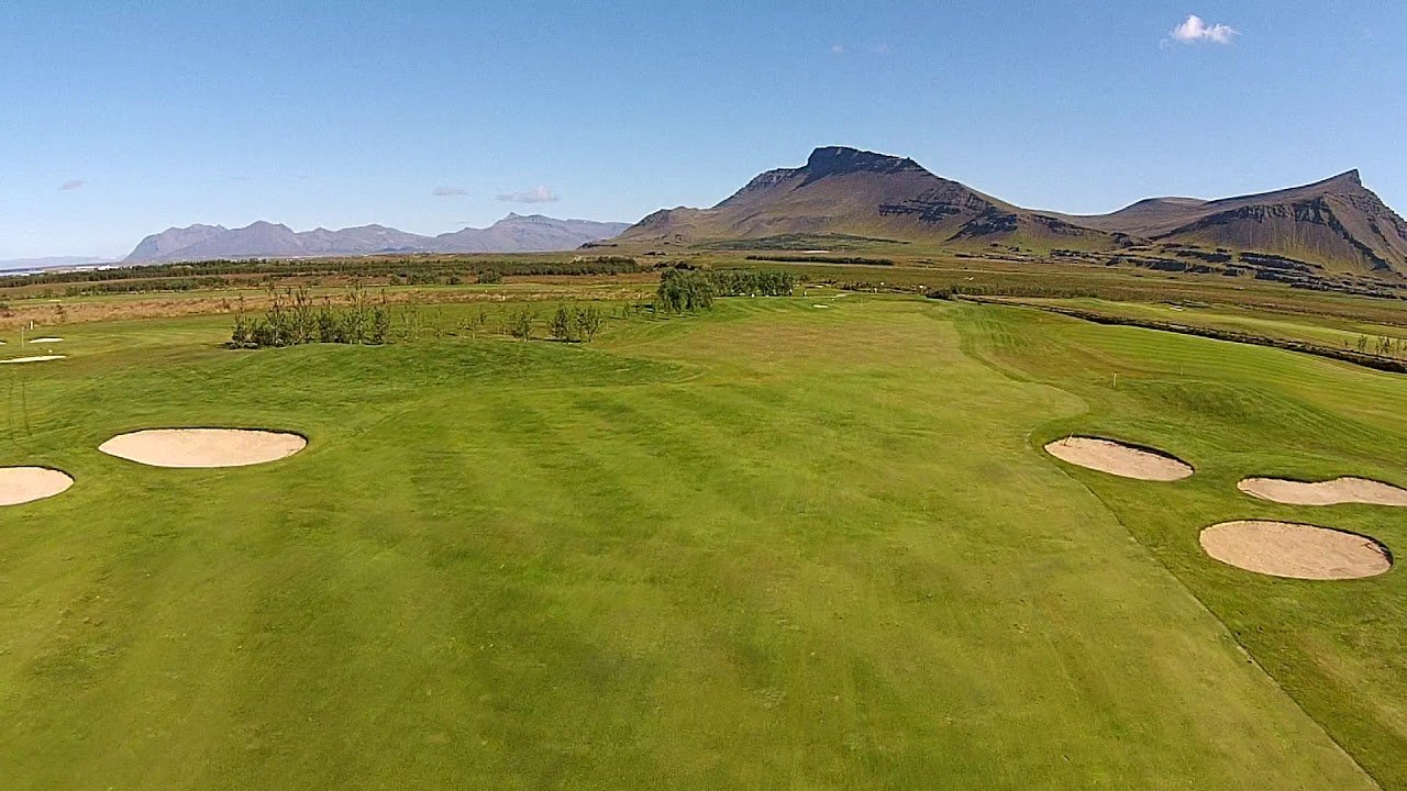 Fairway and bunkers at Gar&eth;av&ouml;llur with Akrafjall in the background